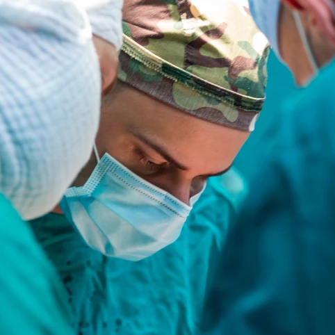 Ziekenhuis handelde onzorgvuldig bij onderzoek naar militair chirurg – rechtbank wijst schadevergoeding toe