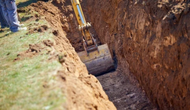 Non-conformiteit en risicoverdeling bij koop van vervuilde bouwgrond: rechtbank wijst aansprakelijkheid verkoper af